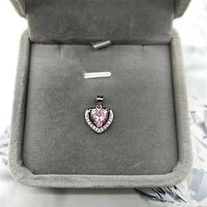 Pendentif cœur en argent S925 avec pierre rose et cristaux dans un écrin en velours