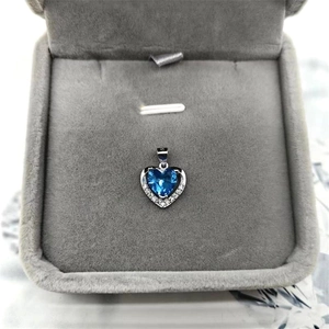 Pendentif coeur en argent S925 avec cristal bleu foncé et halo blanc étincelant