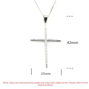 Vue détaillée des dimensions du pendentif croix 42mm x 25mm avec zircons brillants