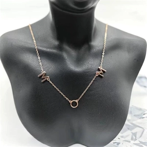 Collier MOM minimaliste en argent sterling 925 avec finition or rose sur un mannequin