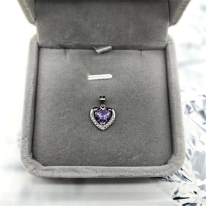 Élégant pendentif cœur en argent S925 avec zircon violet dans un écrin en velours gris
