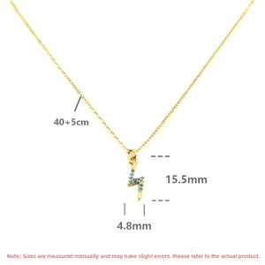 Détail du pendentif éclair doré avec pierres turquoise et dimensions de taille