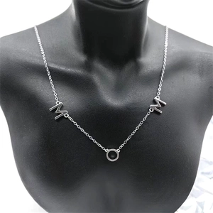Collier minimaliste en argent 925 avec pendentif MOM et anneaux sur support noir