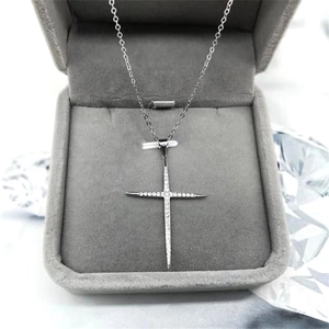 Pendentif croix en argent sterling S925 avec diamants sur une boîte à bijoux grise