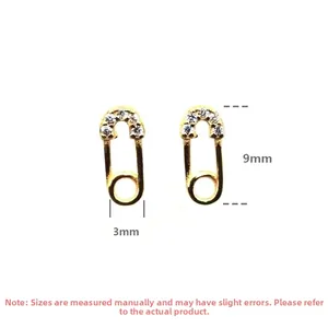 Détails macro des boucles d'oreilles épingles à nourrice dorées avec cristaux, 9x3mm