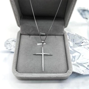 Pendentif croix en argent sterling S925 avec pierres blanches dans un écrin à bijoux