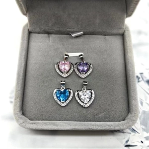 Vue détaillée de pendentifs en forme de cœur en argent S925 de quatre couleurs