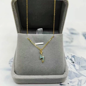 Collier éclair en argent S925 avec turquoise bleue dans un écrin à bijoux gris