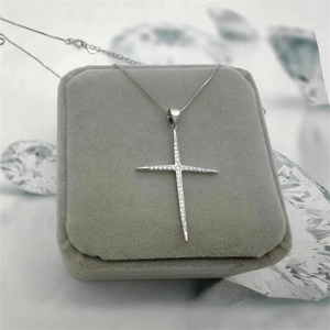 Détail macro du pendentif croix en argent S925 serti de pierres de zircone brillantes