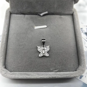 Detail van de vlinderhanger van S925 zilver met sprankelende zirkoon in een sieradendoosje