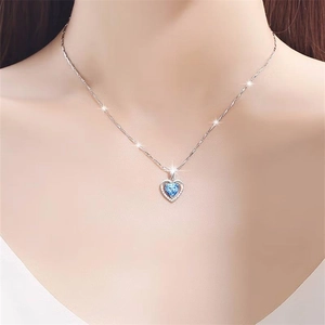 Détail du collier cœur en argent S925 avec cristal bleu et diamants blancs sur mannequin