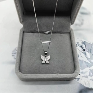 Glinsterende S925 zilveren ketting met vlinderhanger gepresenteerd in een luxe sieradendoosje