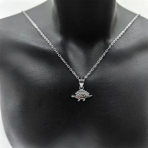 Détail du pendentif dinosaure en argent S925 avec poinçon 925 sur un mannequin noir