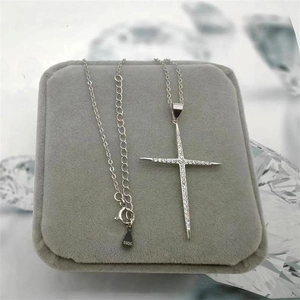 Détail macro du poinçon S925 et du pendentif croix étincelant avec oxydes de zirconium