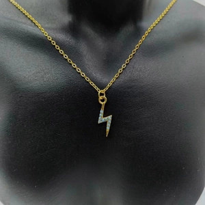 Collier éclair en argent S925 serti de pierres bleues avec chaîne plaquée or