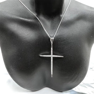 Détail du pendentif croix en argent S925 avec oxydes de zirconium sur mannequin
