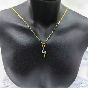 Vue détaillée du collier éclair avec incrustation de pierre bleue et chaîne dorée