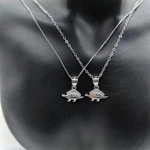 Vue détaillée du collier dinosaure en argent S925 avec un stégosaure orné de zircons brillants