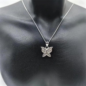 Detail van S925 sterling zilveren vlinder hanger ketting met fonkelende witte steentjes