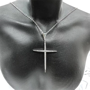 Élégant pendentif croix en argent 925 avec zircons cubiques porté sur modèle