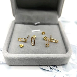 Détail de boucles d'oreilles trombone en argent S925 plaqué or avec zircons cubiques