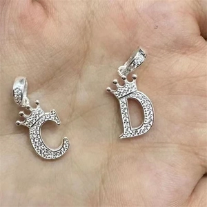 Pendentifs lettres S925 en argent avec couronne et zircons brillants sur la paume