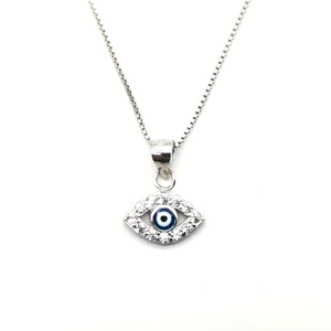 Gros plan du pendentif œil maléfique en argent S925 avec cristaux bleus et chaîne