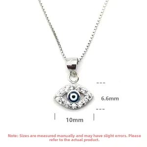 Vue macro détaillée du pendentif œil protecteur en argent S925 avec pavé de cristaux brillants