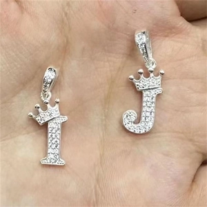 Détails des pendentifs couronne lettres I et J en argent S925 sertis de zircones