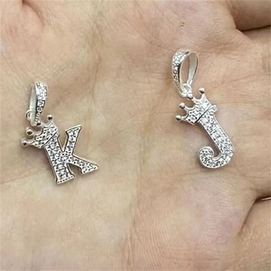 Détail du pendentif lettre couronne en argent S925 serti de zircons cubiques brillants