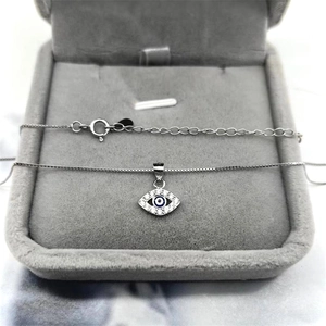 Vue détaillée du pendentif œil maléfique en argent S925 avec résine bleue et zircon