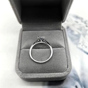 Détail de la bague en zircon à quatre griffes dans son écrin en velours gris