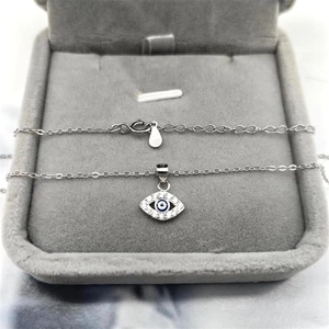 Vue détaillée du pendentif Mauvais Œil en argent S925 avec émail bleu et zircons