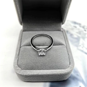 Détail de la monture à quatre griffes en argent S925 avec un zircon rond brillant