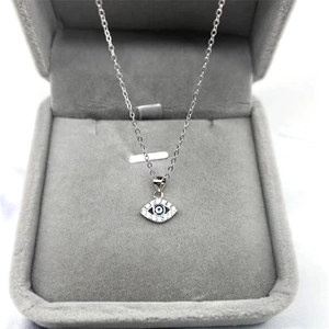 Collier minimaliste en argent S925 avec pendentif œil bleu sur présentoir en velours
