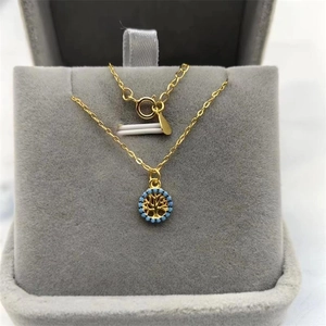 Collana Albero della Vita dorata con cristalli blu in una scatola per gioielli grigia