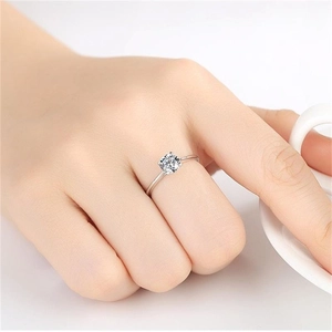 Bague classique en argent S925 avec zircon rond à quatre griffes sur le doigt