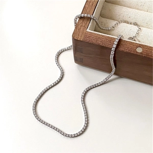 Elegante S925 Sterling Silber Tennis-Halskette mit Zirkonia auf einer Holz-Schmuckbox