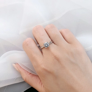 Vue détaillée d'une bague en argent S925 sertie d'un zircon rond porté sur la main d'un mannequin