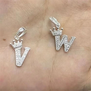 Détail des pendentifs lettres V et W en argent S925 avec couronnes et zircons brillants