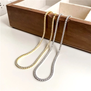 Details von Tennis-Halsketten in Gold und Silber mit Zirkonia auf einer Display-Box