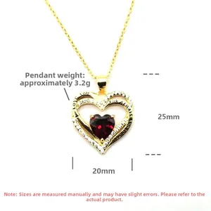 Détail du pendentif double cœur en argent S925 avec pierre rouge et texte gravé
