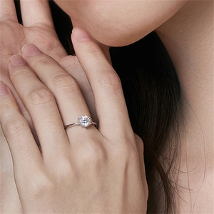 Gros plan détaillé d'une bague classique en zircon à six griffes portée au doigt