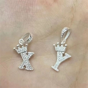 Pendentifs lettre couronne en argent S925 avec pavé de zircons brillants dans la main