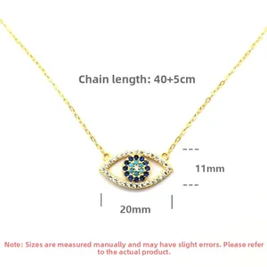 Vue détaillée du pendentif œil maléfique en argent S925 avec des cristaux de couleur bleue