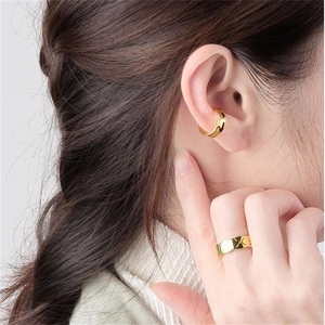 Minimalist S925 silver ear cuff and textured wide ring in golden metallic finish