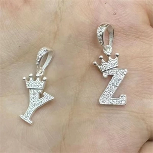 Détail des pendentifs lettres F et Z couronne en argent S925 avec zircons blancs
