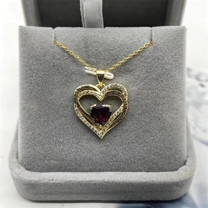 Collier en argent S925 doré avec pendentif double cœur, zircon rouge et gravure élégante
