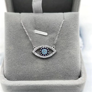 Collier en argent S925 avec pendentif oeil bleu en zircone dans un écrin gris