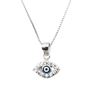 Collier mauvais œil en argent 925 avec zircon bleu et incrustations sur fond blanc
